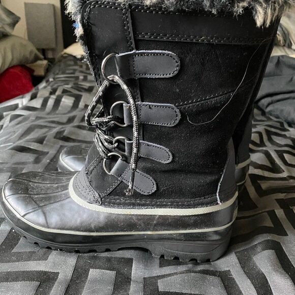 KHOMBU Black boot with faux fur to keep you feet warm for those cold days - Picture 7 of 12